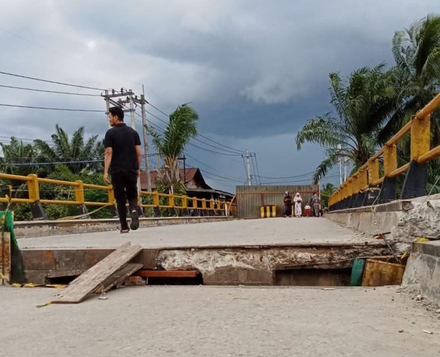 Usai didongkrak, sisi jembatan mulai naik ke posisi semula