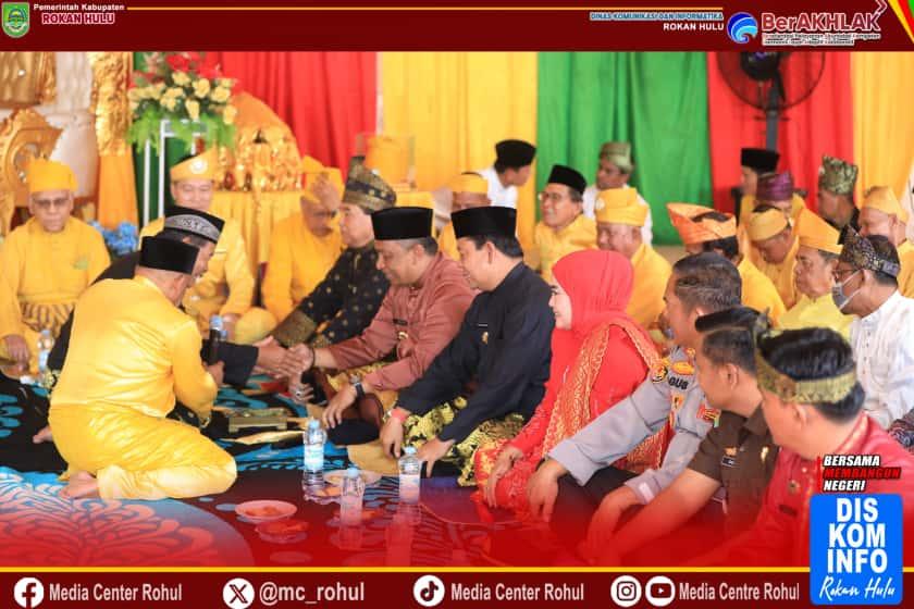 Bupati Anton dan Wabup Syafaruddin Poti Rohul saksikan Prosesi Penabalan Raja Luhak Rambah Tengku Haji Afrizal Dachlan