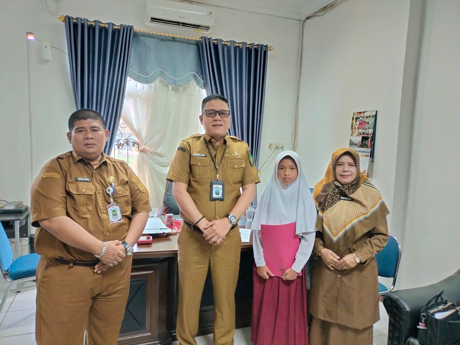 Sekretaris Disdikpora Rohul Alreza Ahyu SE, M. Si, Ak, Kepala Seksi Kurikulum SD Abd. Zeri, S.PSi. MM dan Kepala SD Negeri 001 Rambah Wendri Muharyati MM.Pd dan siswi Chelswa Shafnyra Putri