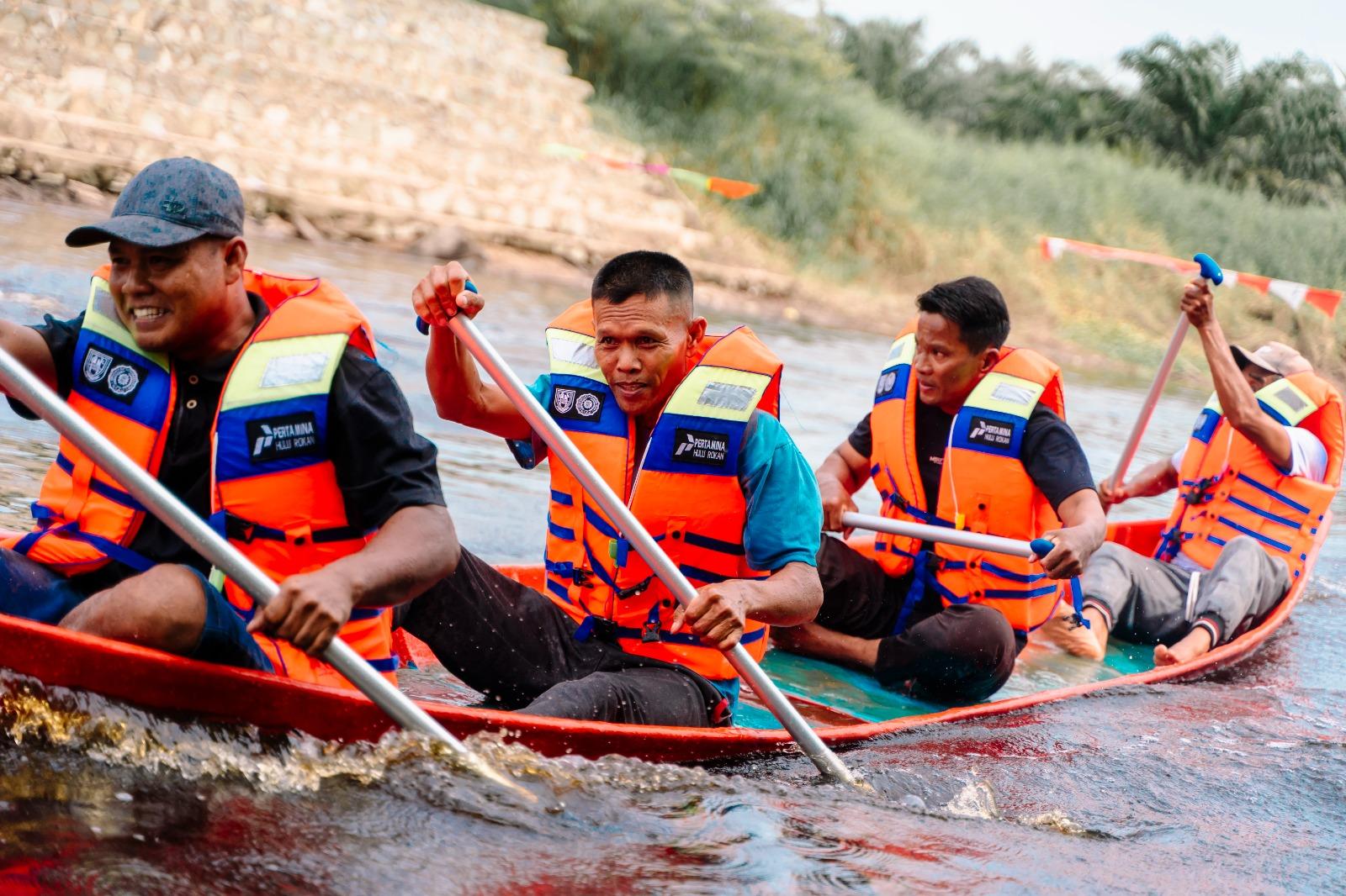 Tim peserta dari Desa Balai Pungut saat beraksi dalam kegiatan Pacu Sampan yang digelar di Desa Wisata Tepian Batang Mandau