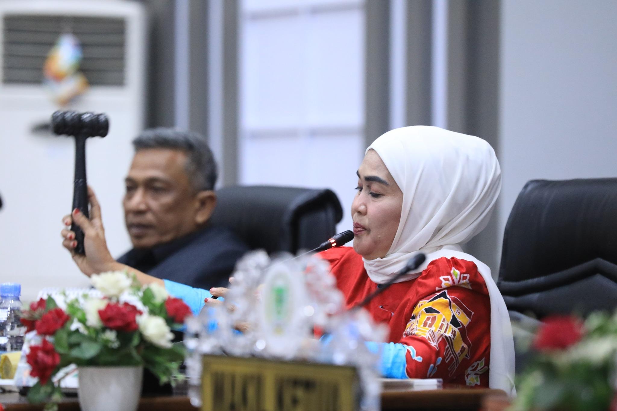 Ketua DPRD Rohul Hj. Sumiartini meminpin Paripurna pengesahan APBD P Rohul 2025