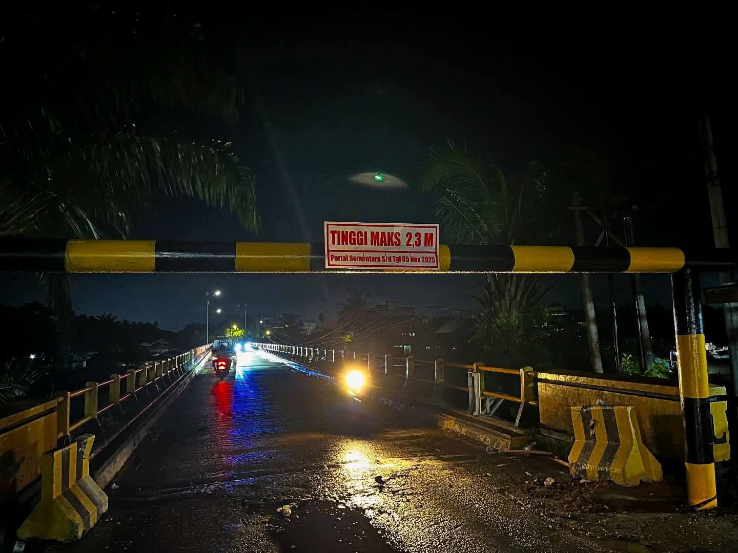 Jembatan Sei Rokan Ujungbatu sudah mulai dibuka untuk kendaraan roda dua dan mobil pribadi sejak Rabu malam