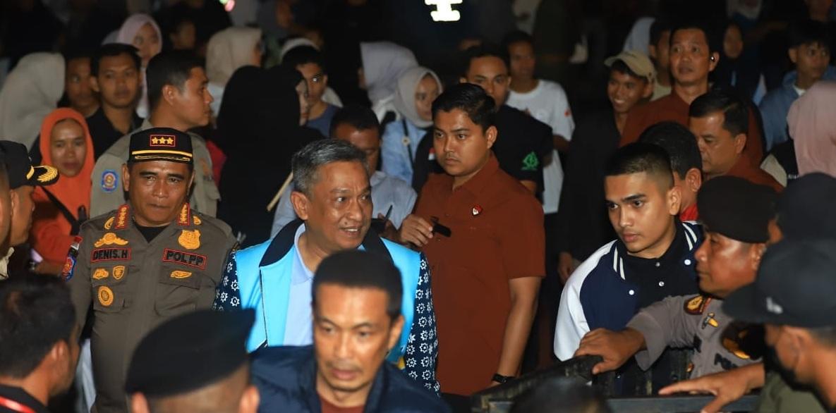Bupati Anton ditengah kerumunan Masyarakat yang begitu antusias menyaksikan hiburan malam puncak HUT Rohul 26
