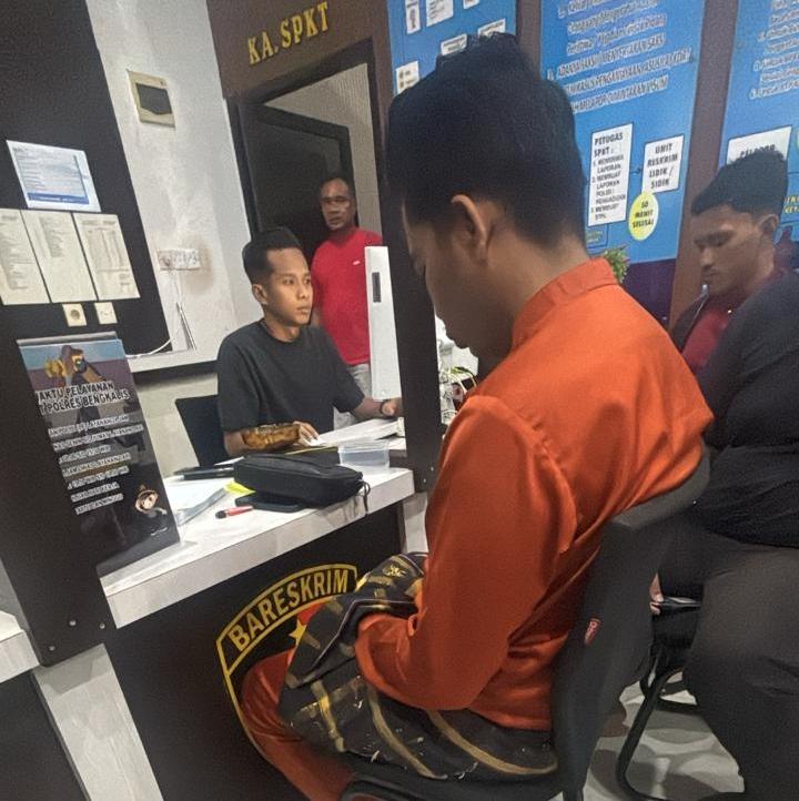 Tersangka Penipuan berkedok ajang Bujang Dara saat diperiksa penyidik Polres Bengkalis