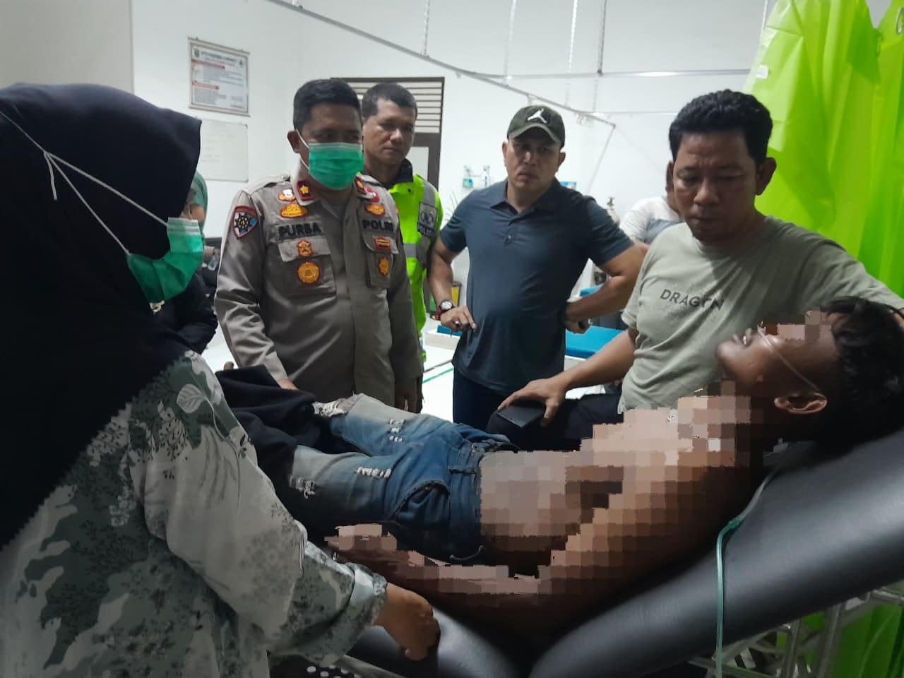 Pemuda yang berencaba bunuh diri dibawa petugas ke Puskesmas untuk diperiksa kesehatannya