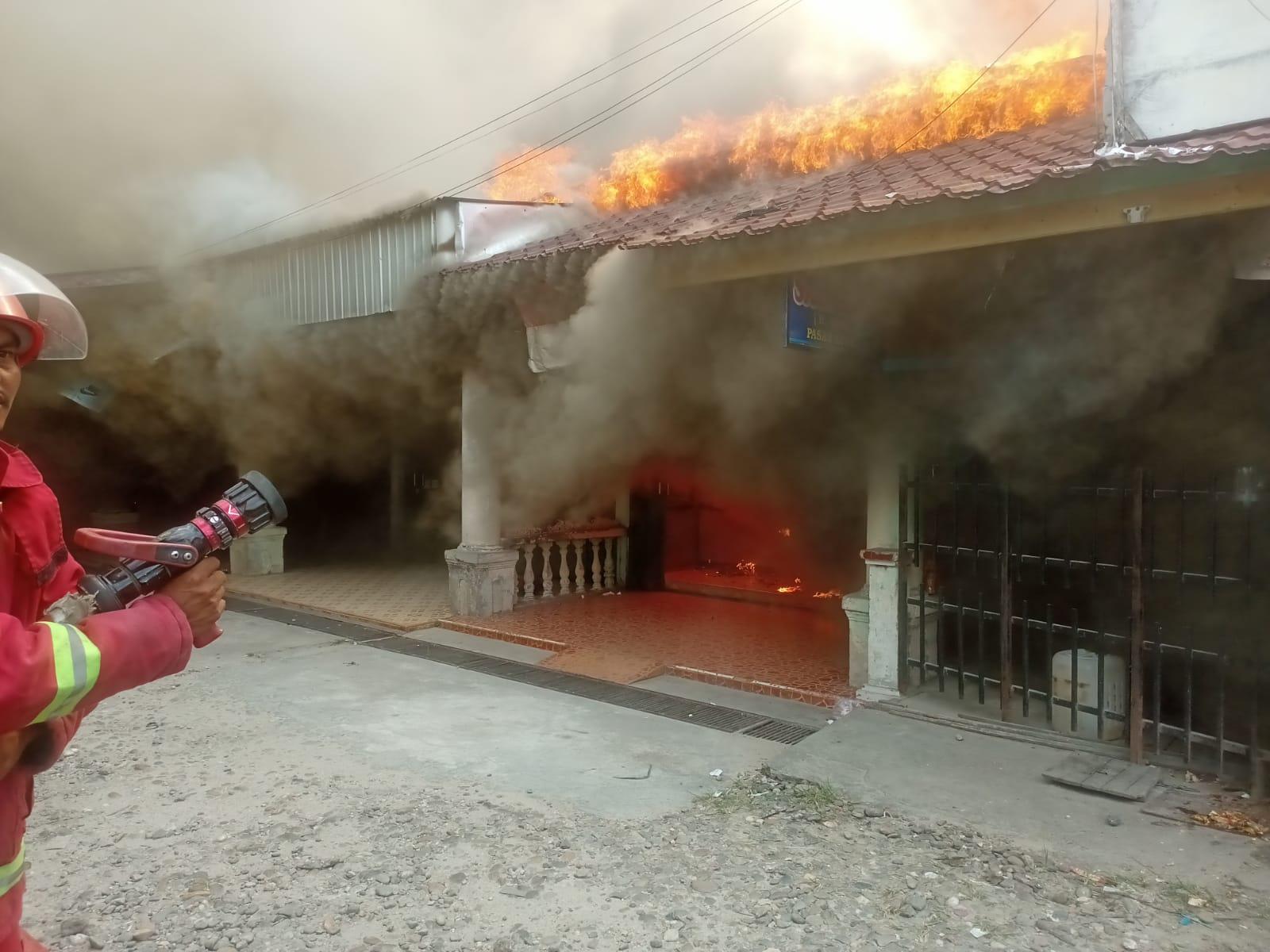 Petugas Damkar Kampar tiba di lokasi dan langsung melakukan pemadaman kebakaran