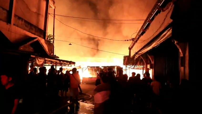 Api melahap ratusan kios pasar terapung di Inhil
