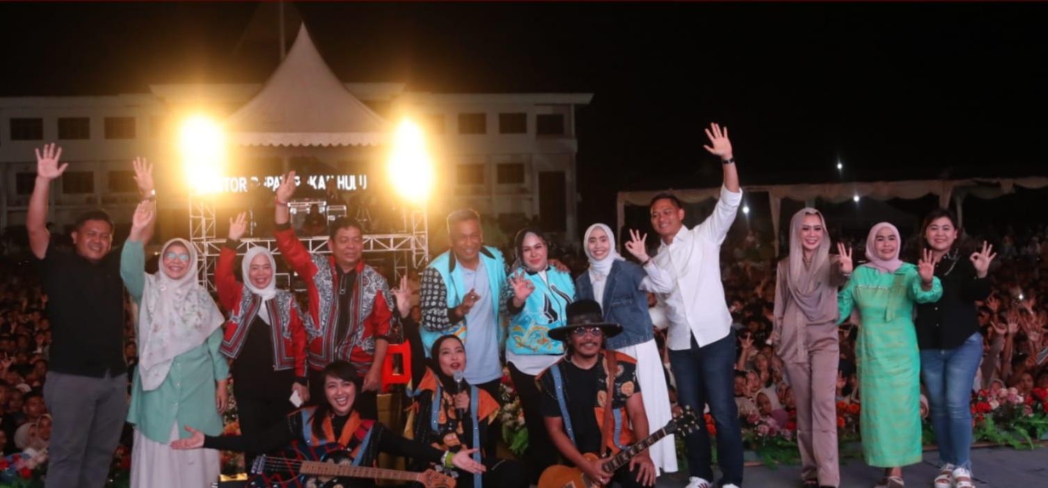 Bupati Wakil Bupati dan Istri beserta ketua DPRD Rohul foto bersama dengan para artis ibukota pada malam puncak HUT Rohul 26