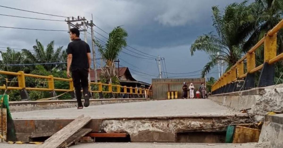 Usai didongkrak, sisi jembatan mulai naik ke posisi semula