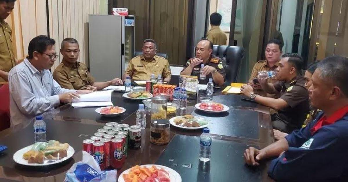 Kadis PUPR Rohul, Kajari Rohul dan Pihak Swasta saat penandatanganan kontrak kerjasama
