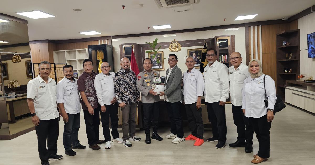 Pengurus PWI Riau bersama Kapolda Riau