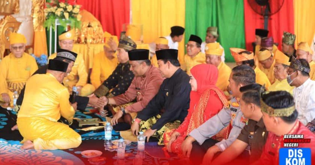 Bupati Anton dan Wabup Syafaruddin Poti Rohul saksikan Prosesi Penabalan Raja Luhak Rambah Tengku Haji Afrizal Dachlan