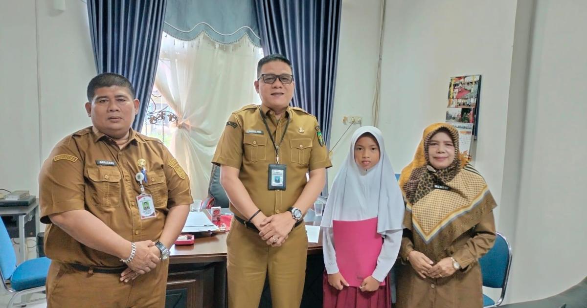 Sekretaris Disdikpora Rohul Alreza Ahyu SE, M. Si, Ak, Kepala Seksi Kurikulum SD Abd. Zeri, S.PSi. MM dan Kepala SD Negeri 001 Rambah Wendri Muharyati MM.Pd dan siswi Chelswa Shafnyra Putri