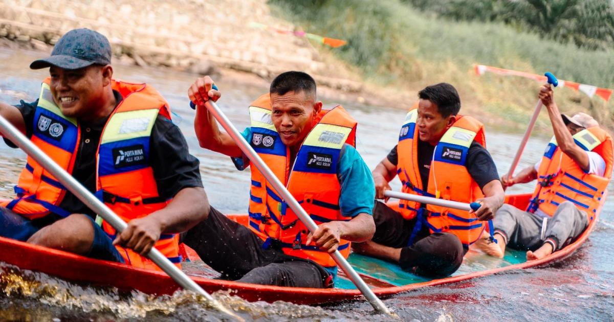 Tim peserta dari Desa Balai Pungut saat beraksi dalam kegiatan Pacu Sampan yang digelar di Desa Wisata Tepian Batang Mandau