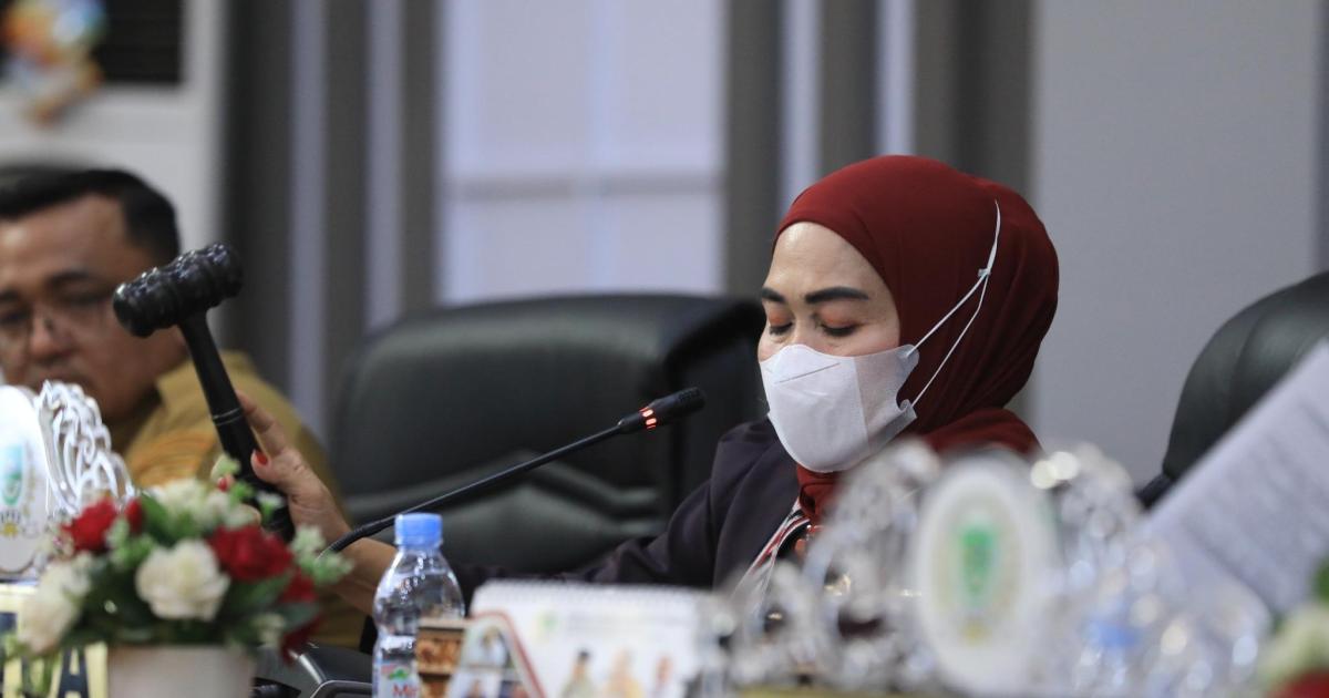 Ketua DPRD Rohul Hj. Sumiartini didampingi Wakil Ketua Moh. Aidi pimpin kegiatan Paripurna