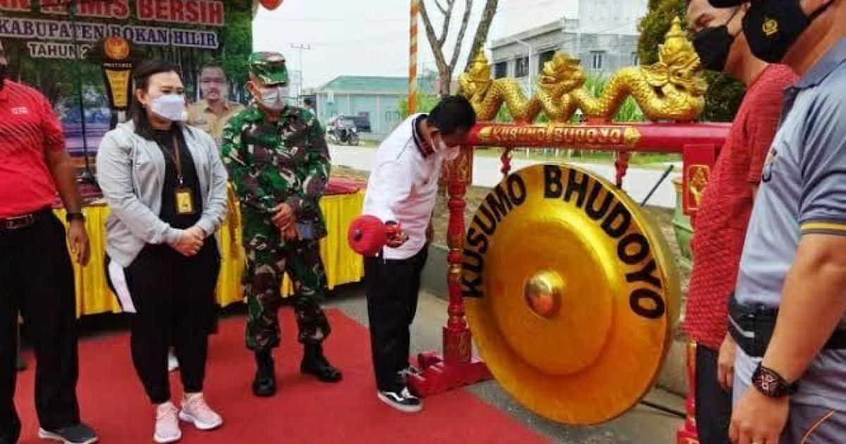 PENCANANGAN GERAKAN KAMIS BERSIH DITANDAI PEMUKULAN GONG
 OLEH WAKIL BUPATI H. SULAIMAN. SS,MH