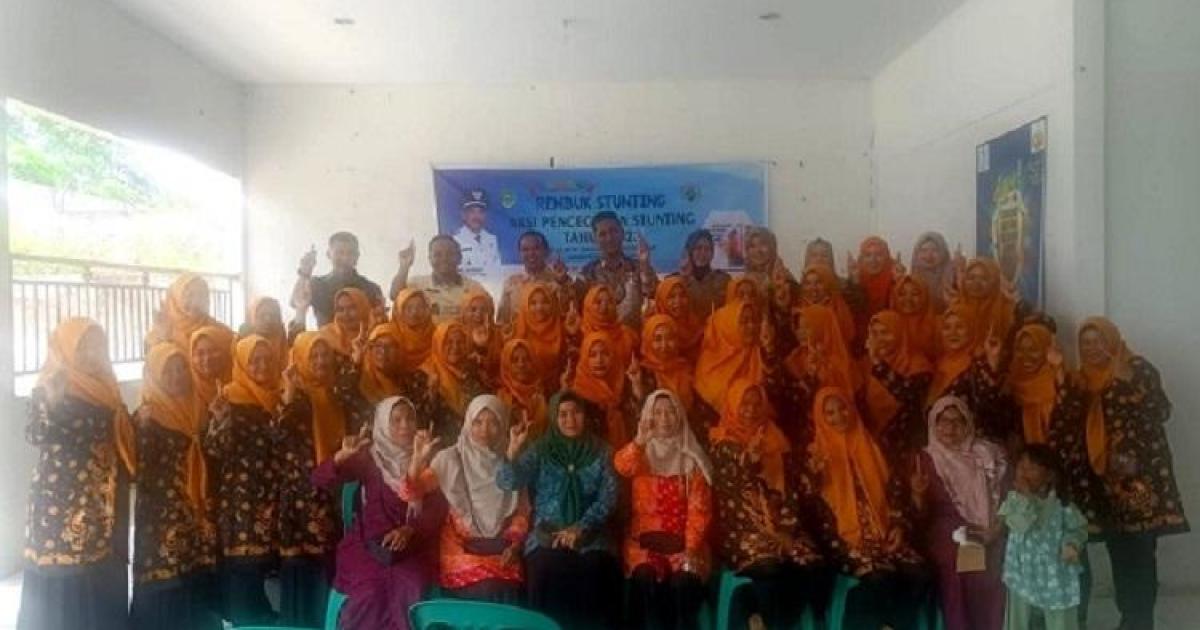 Kades Asmi foto bersama tim