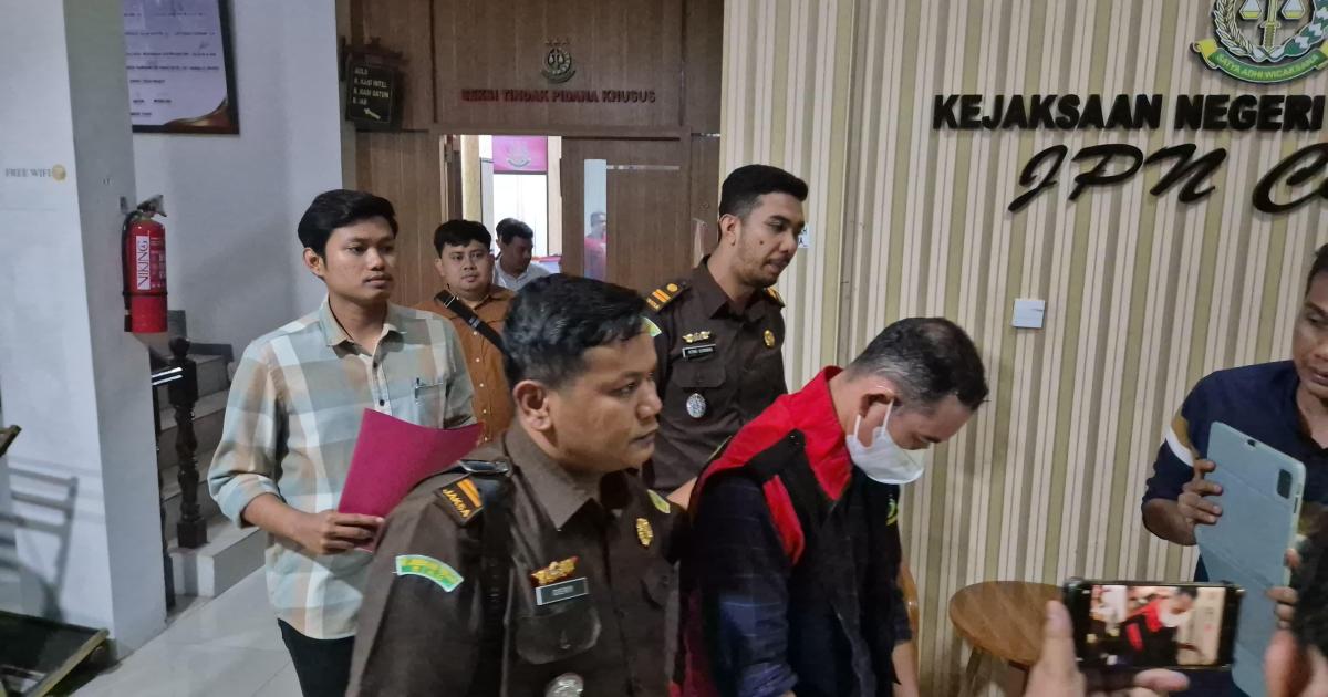 Tersangka digiring ke mobil untuk diantar dan dititip di Lapas Kelas II Pasir Pengaraian