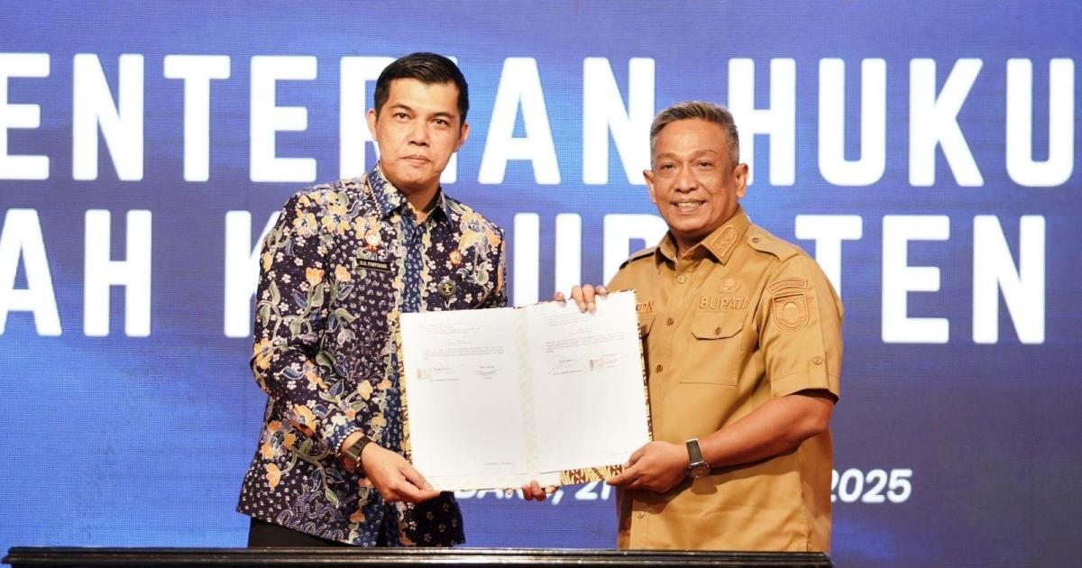 Bupati Rokan Hulu Terima Penghargaan dari Kemenkumham RI