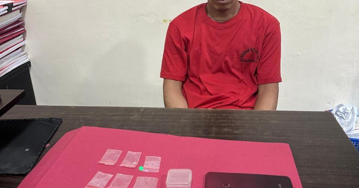 Pengedar narkoba menunjukkan 29 paket sabu sabu miliknya