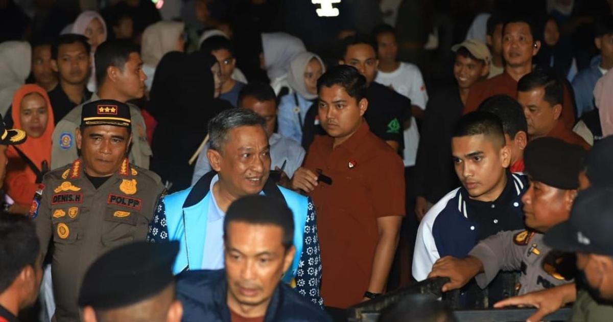 Bupati Anton ditengah kerumunan Masyarakat yang begitu antusias menyaksikan hiburan malam puncak HUT Rohul 26