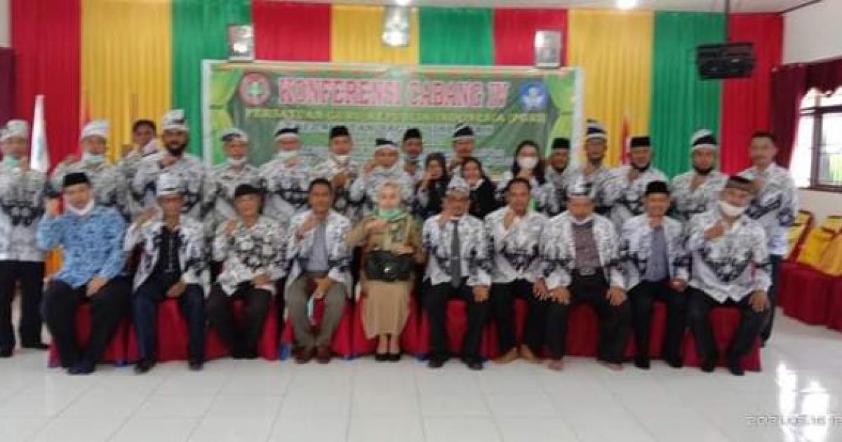 Pengurus PGRI usai dilantik.