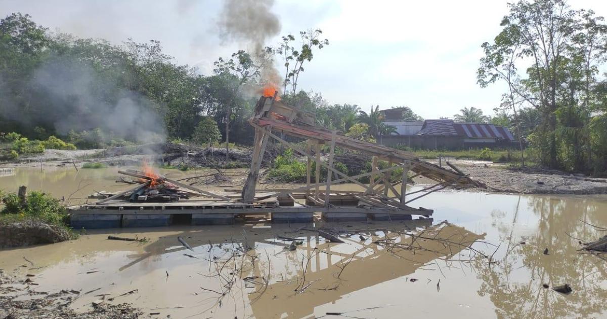 Pemusnahan Rakit PETI dengan cara dibakar