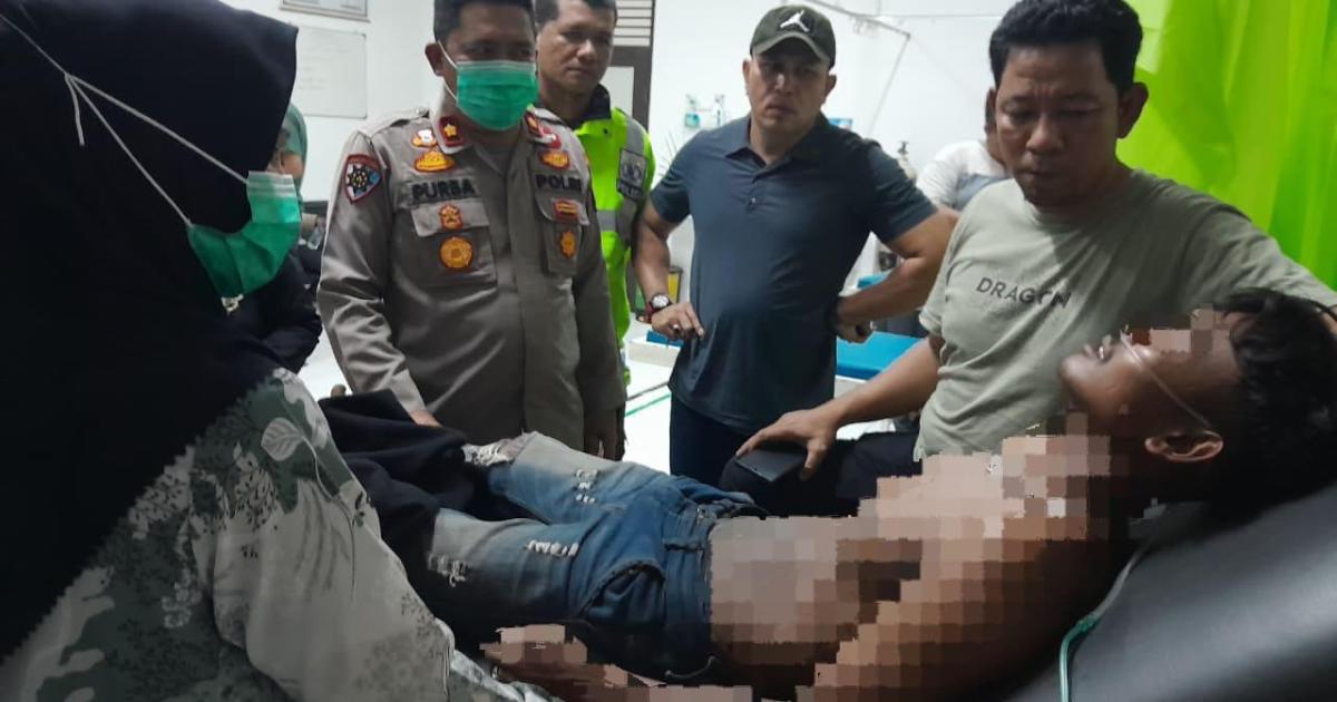 Pemuda yang berencaba bunuh diri dibawa petugas ke Puskesmas untuk diperiksa kesehatannya