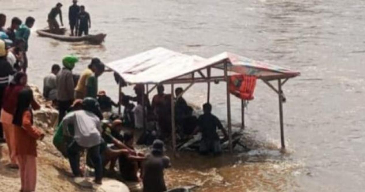Petigas dan para operator rakit penyeberangan di Sungai Roka Ujung Batu mengevakuasi kendaraan yang tenggelam ke sungai