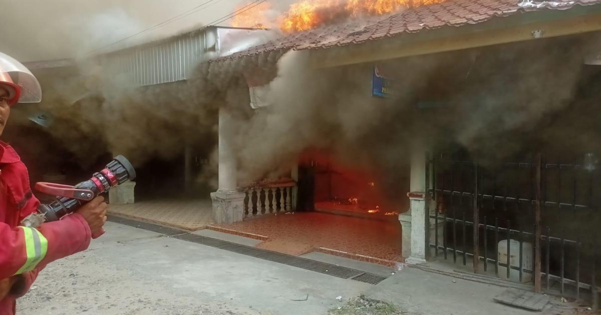 Petugas Damkar Kampar tiba di lokasi dan langsung melakukan pemadaman kebakaran