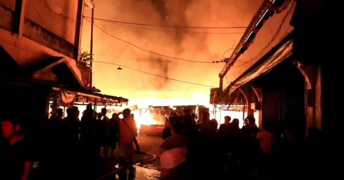 Api melahap ratusan kios pasar terapung di Inhil