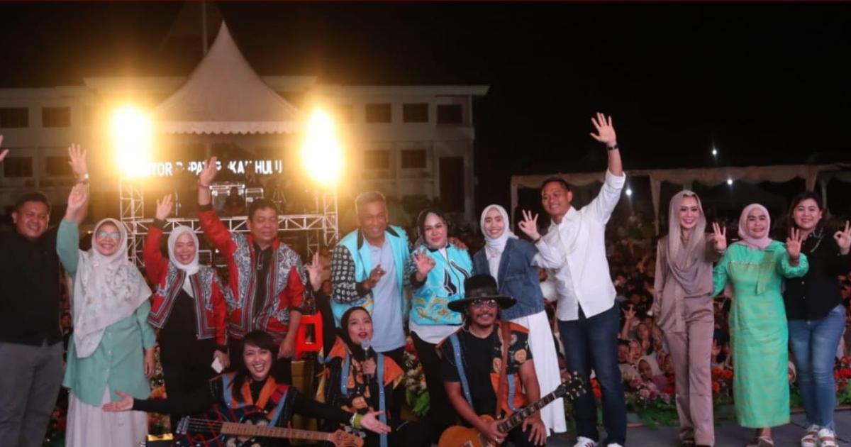 Bupati Wakil Bupati dan Istri beserta ketua DPRD Rohul foto bersama dengan para artis ibukota pada malam puncak HUT Rohul 26