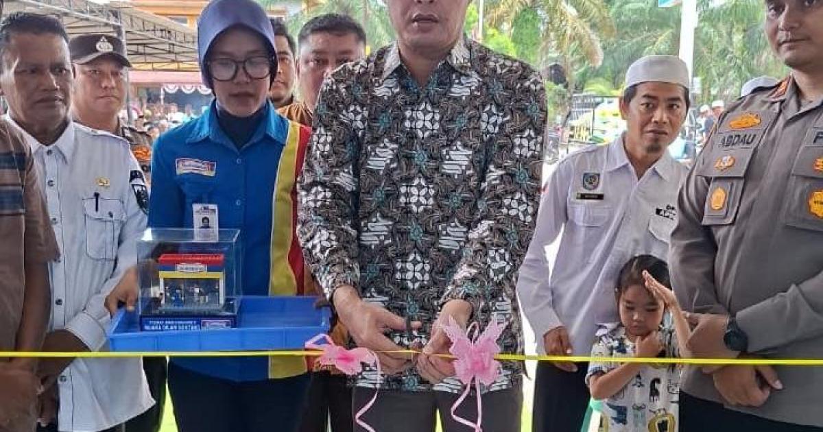 Anto Sontang menggunting pita tanda peresmian Gerai Indomaret di Desanya