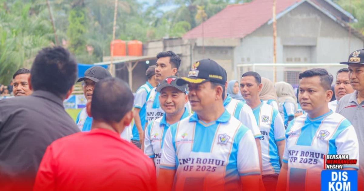 Wabup Rohul Syafaruddin Poti bersama Ketua KNPI Riau dan KNPI Rohul menghadiri pembukaan turnamen KNPI Rohul Cup