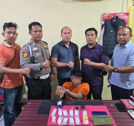 Kanit Reskrim IPTU Sudarto dan tim menunjukkan pelaku beserta barang bukti sabu sabu