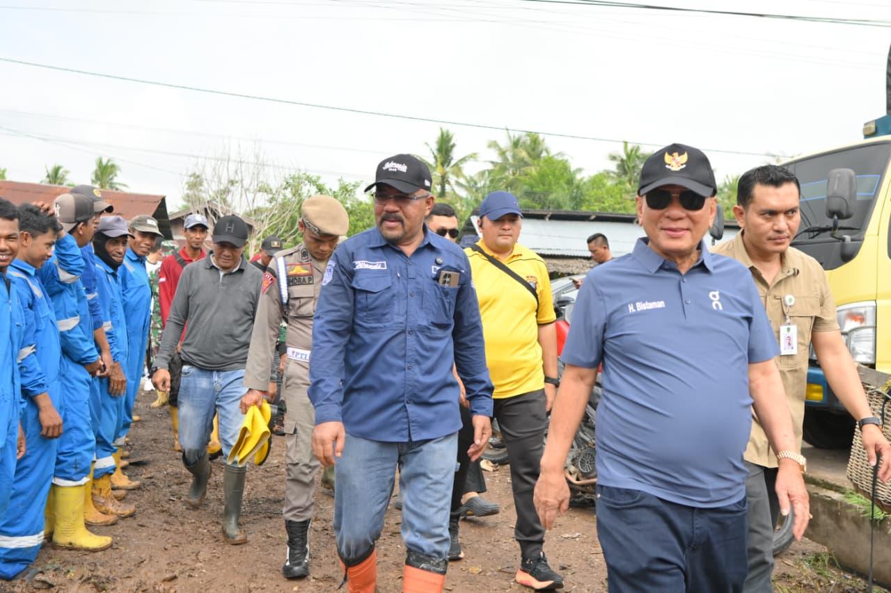 Bupati Rokan Hilir, H. Bistamam, hadir secara langsung meninjau kegiatan tersebut. Dengan penuh kehangatan, beliau menyapa masyarakat, menyalami satu per satu petugas kebersihan