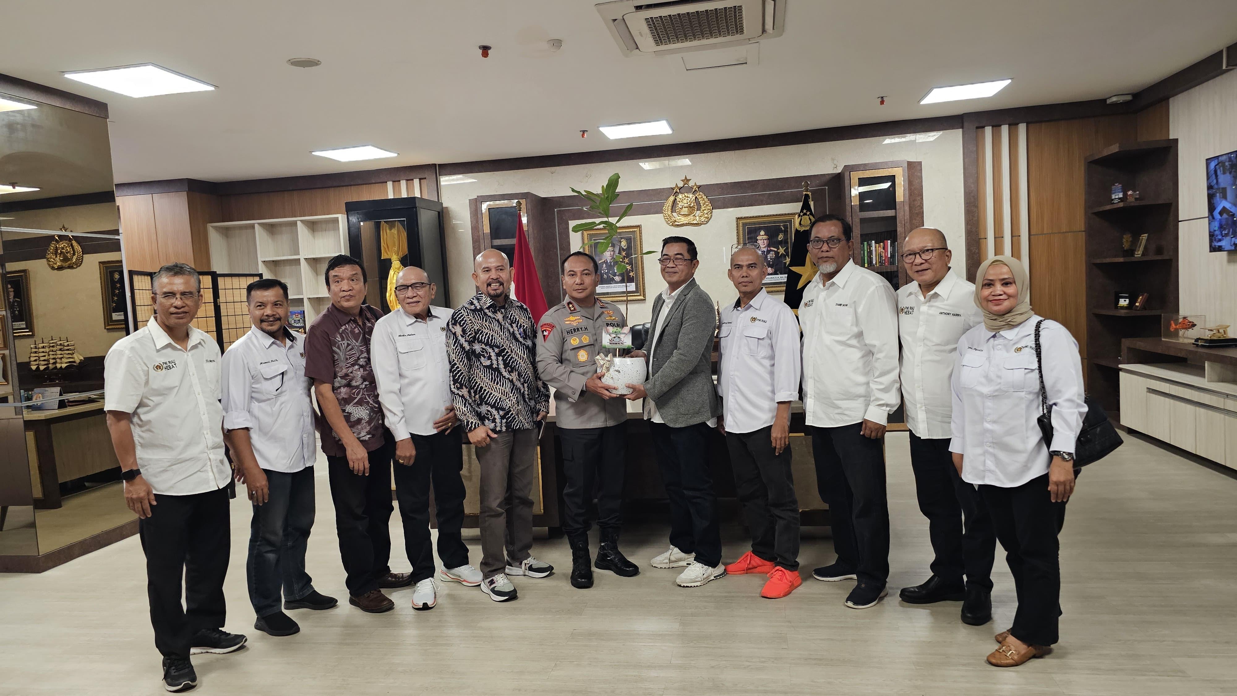 Pengurus PWI Riau bersama Kapolda Riau