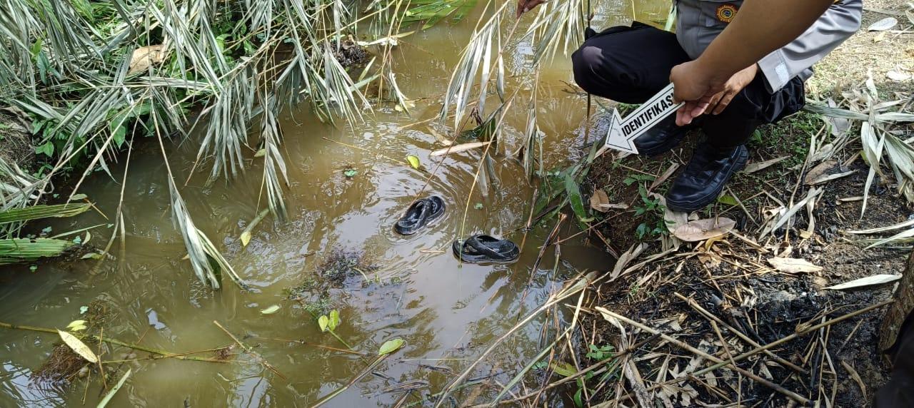 Tim identifikasi Kepolisian menunjukkan lokasi tenggelamnya bocah perempuan di Kecamatan tandun