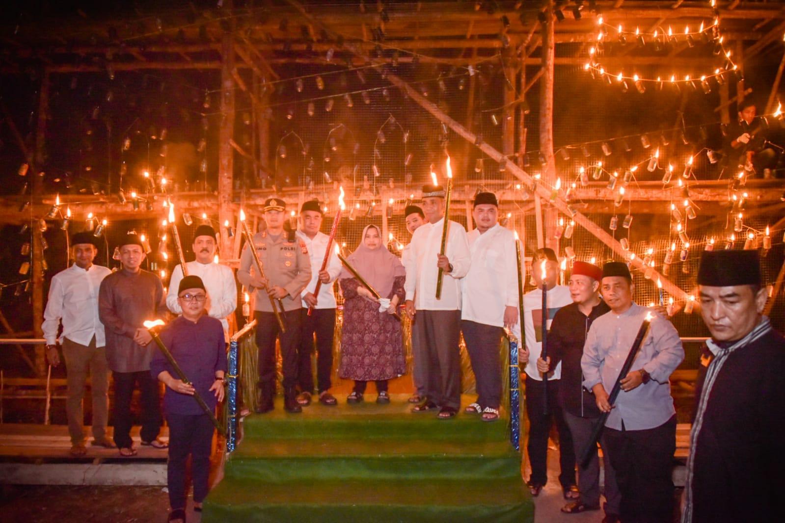 Foto : Bupati Bengkalis Buka Festival Lampu Colok di Pangkalan Jambi, Senin (17/4/2023) malam