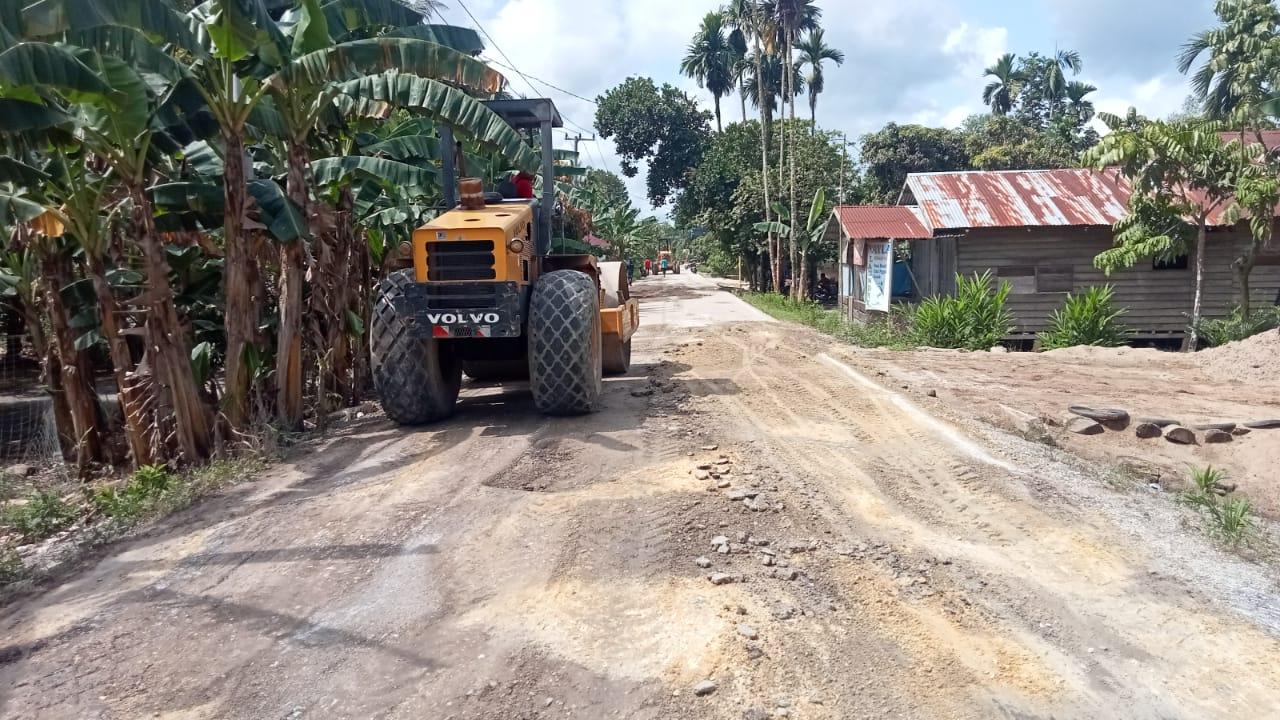 Dinas PUTR Pebaiki Badan Jalan Sungai Ara-Harapan Tani