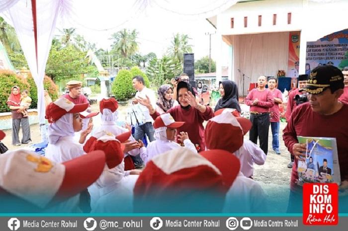 Bupati Sukiman dan Ketu PKK Peni Herawati di lokasi kegiatan