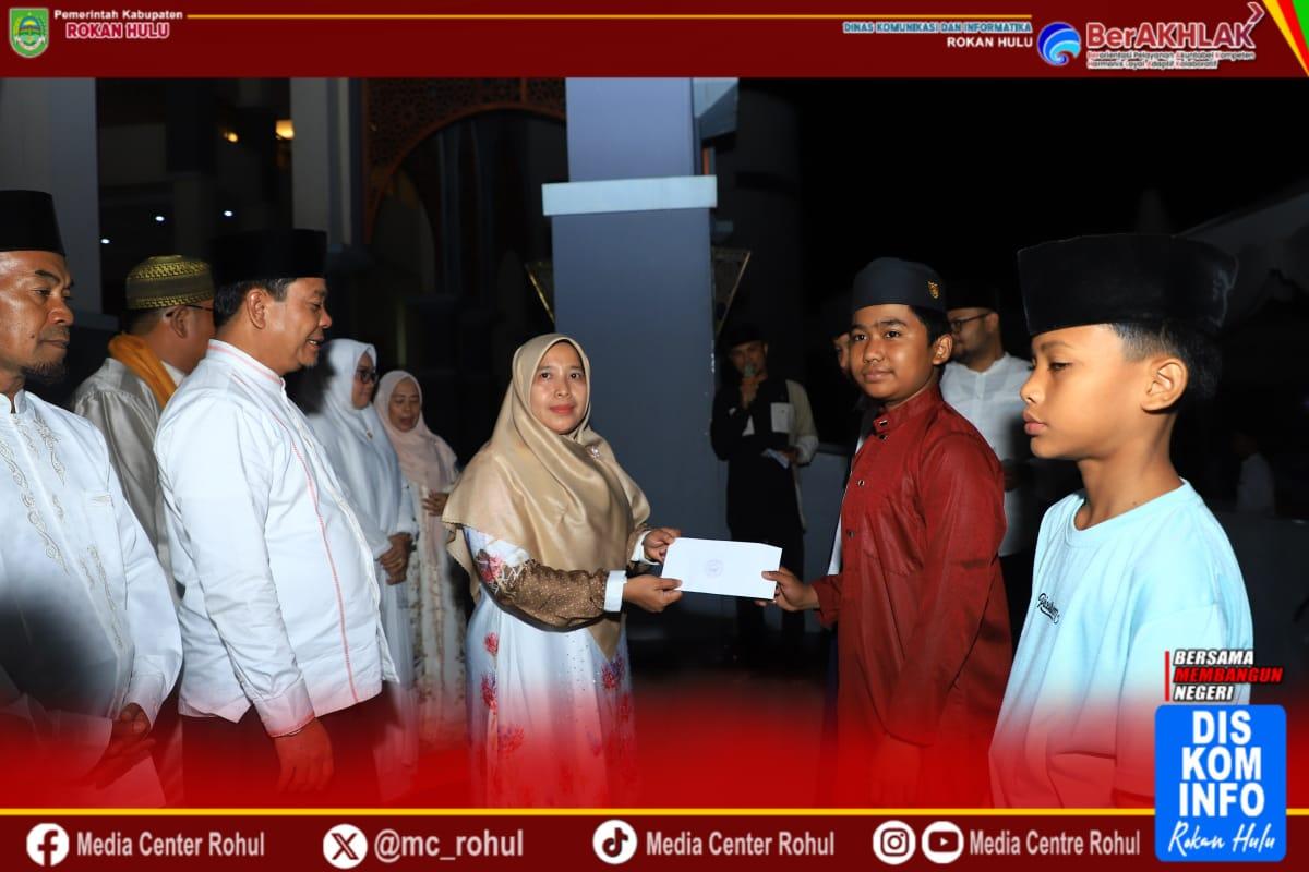 Wabup bersama Ketua GOW Rohul serahkan santunan