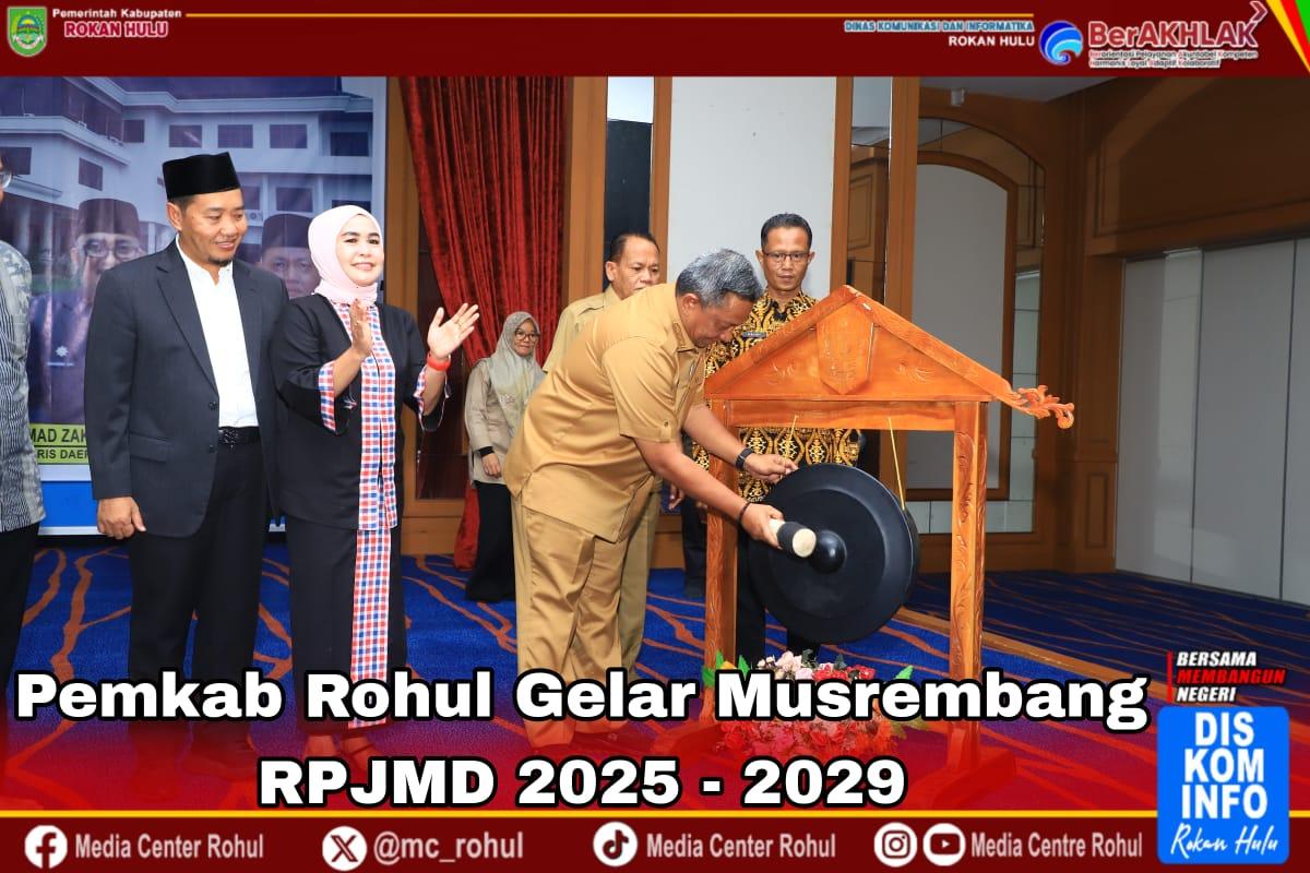 Bupati Anton memukul gong tanda Musrenbang dimulai
