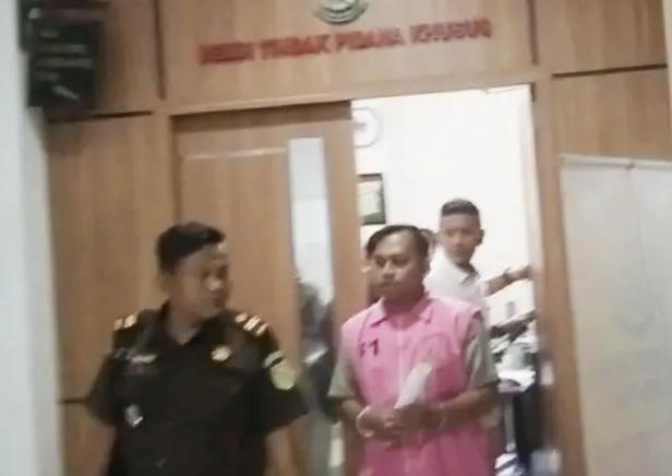 Penyidik Pidsus Kejari Rohul resmi menahan Mantan Kades Kepenuhan Raya inisial AI