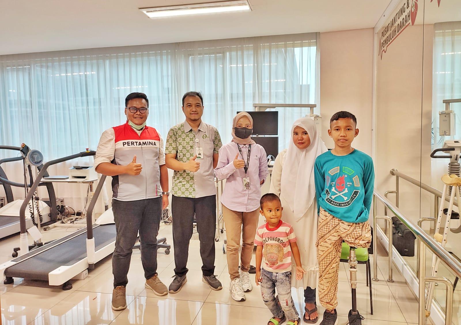 Fairus mencoba memakai kaki palsu pemberian dari PHR