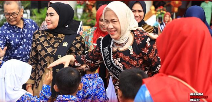 Bunda PAUD Rohul dr. Yenni Dwi Putri Anton bersama Ketua DPRD Rohul Hj. Sumiartini menyalami anak-anak dan terlihat begitu akrab