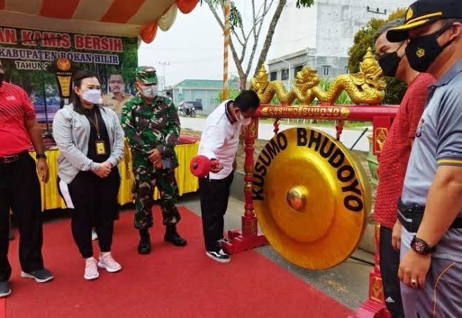 PENCANANGAN GERAKAN KAMIS BERSIH DITANDAI PEMUKULAN GONG
 OLEH WAKIL BUPATI H. SULAIMAN. SS,MH