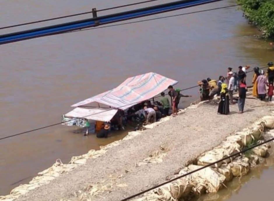Rakit penyeberangan di Sungai Rokan Ujung Batu Tenggelam, para  penumpang selamat