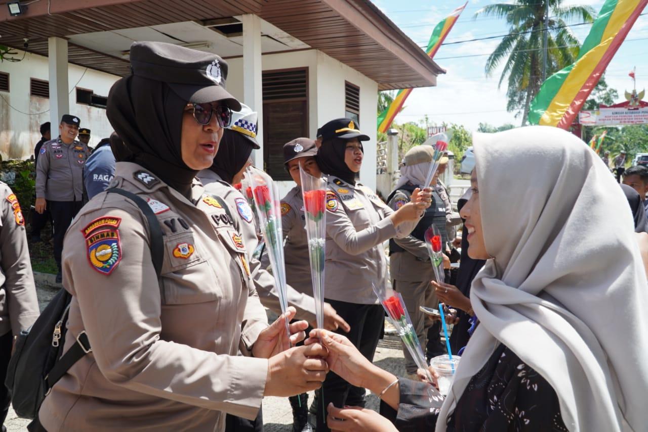 Polwan Bagikan Mawar merah