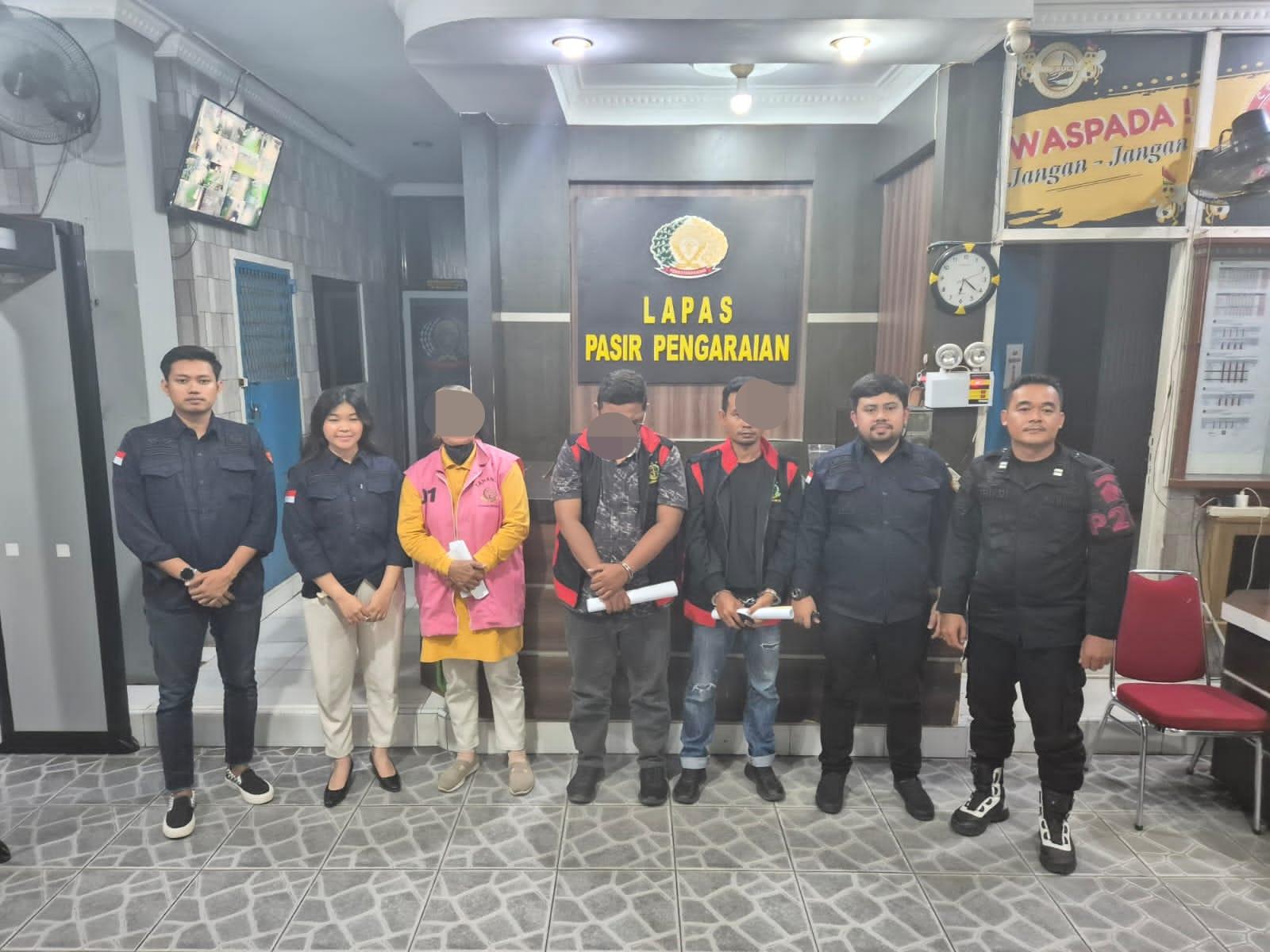 Tim Penyidik Pidsus Kejari Rohul menitipkan para tersangka di Lapas Klas IIB Pasir Pengaraian